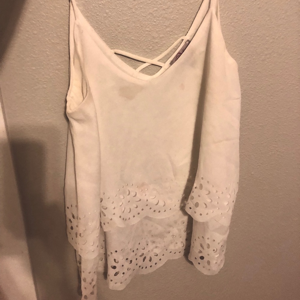 White scalloped tank! Perfect flow for summer ☀️